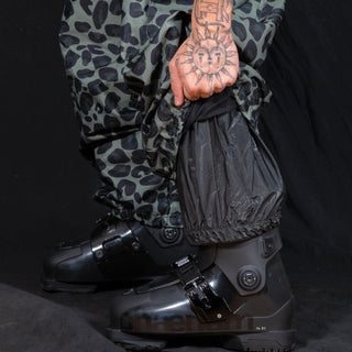 Slacker Baggy Snow Pant 2.0: Green Cheetah